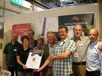 Siegerehrung für den Schluchtensteig auf der Messe Tour NaturDüsseldorf 2011 (Team Schwarzwald mit Manuel Andrack und Michael Sänger) Siegerehrung für den Schluchtensteig auf der Messe Tour NaturDüsseldorf 2011 (Team Schwarzwald mit Manuel Andrack und Michael Sänger)