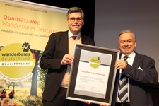 Von links Landrat Dr. Martin Kistler, Dr. Hans-Ulrich Rauchfuß, Präsident des Deutschen Wanderverbands.